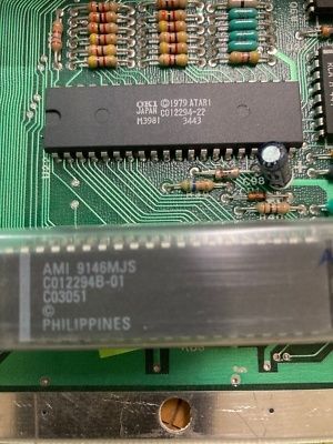 Närbild av Atari POKEY-chip och AMI-krets på ett kretskort