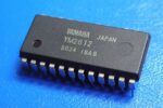 Närbild av ett Yamaha YM2612-ljudchip på blå bakgrund