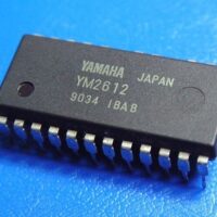 Närbild av ett Yamaha YM2612-ljudchip på blå bakgrund