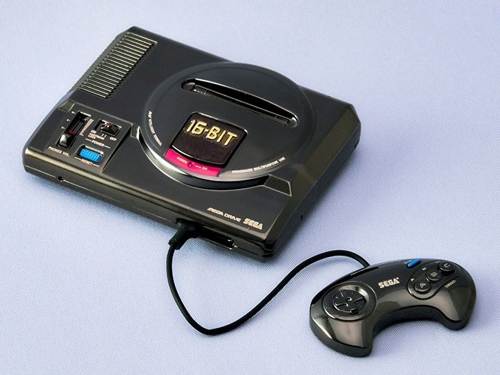 Sega Mega Drive med ansluten handkontroll, avbildad uppifrån