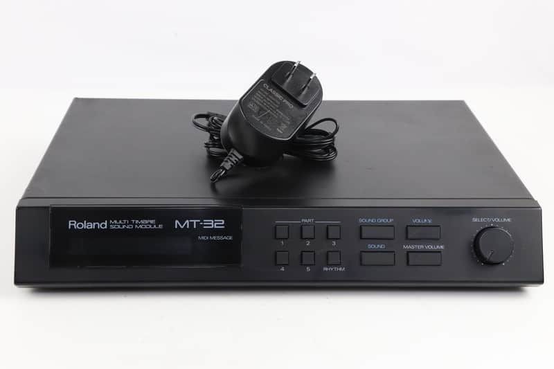Svart Roland MT-32-ljudmodul med nätadapter ovanpå
