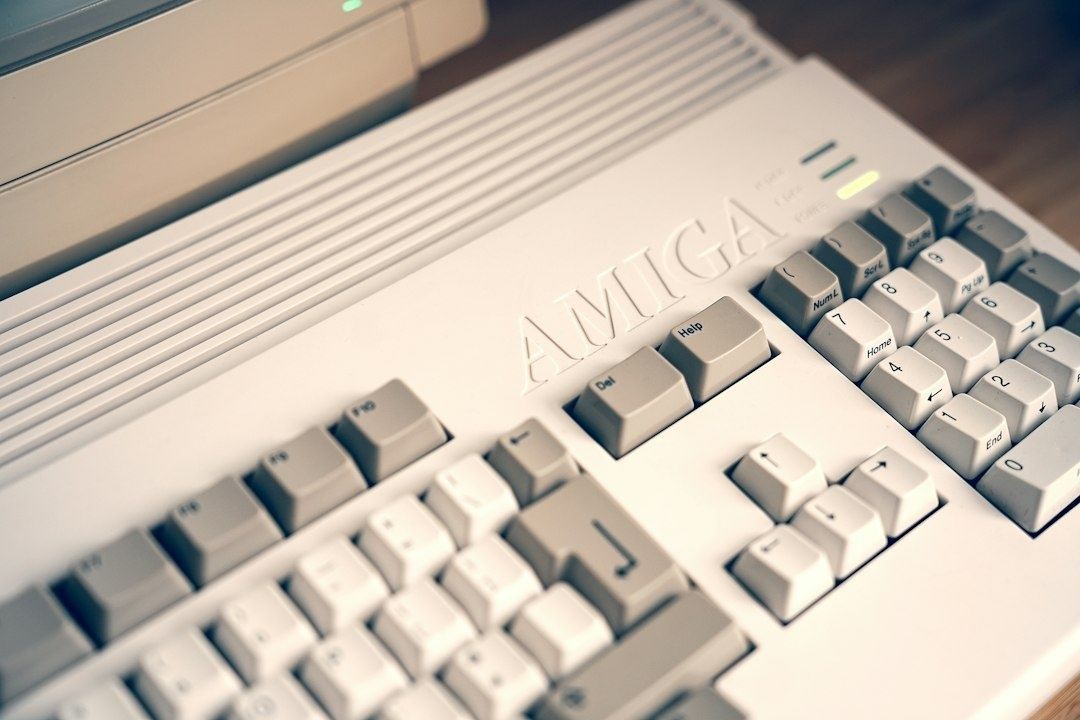 Närbild av en vit Commodore Amiga med tangentbord och numeriskt block
